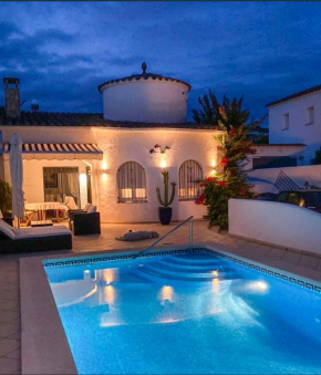 Charmante villa avec piscine dans les canaux